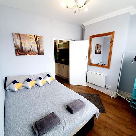 3 Bedroom Apartment Next To Westcliff-On-Sea Station Southend-on-Sea Luaran gambar